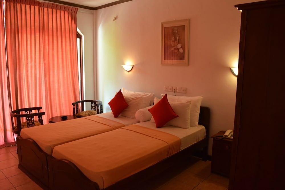 Hotel Lagoon Paradise Negombo Exterior photo