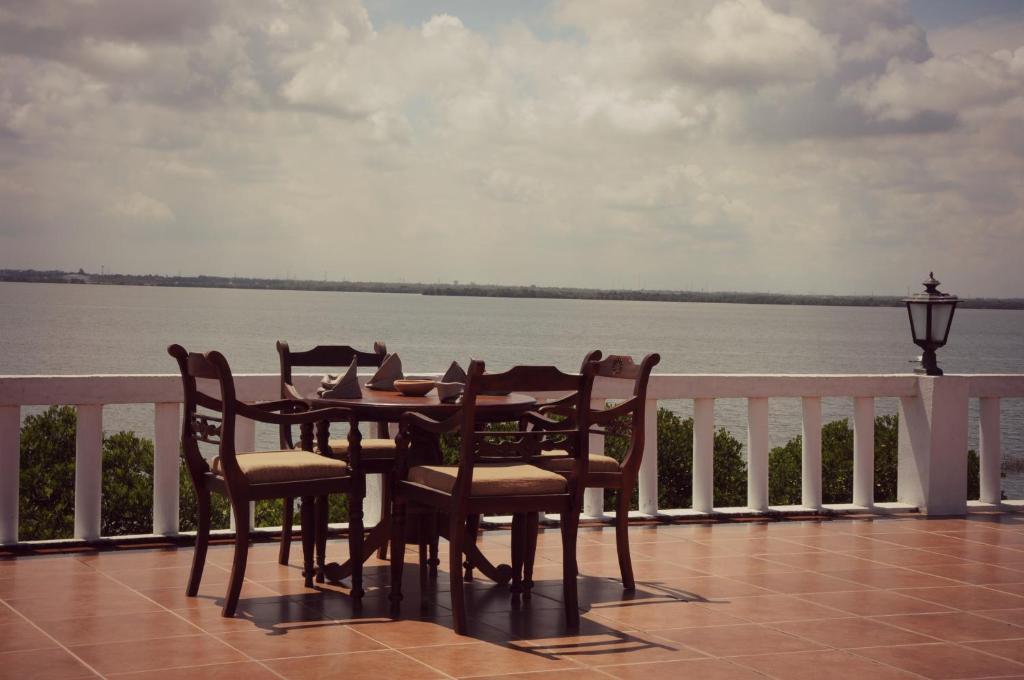Hotel Lagoon Paradise Negombo Exterior photo