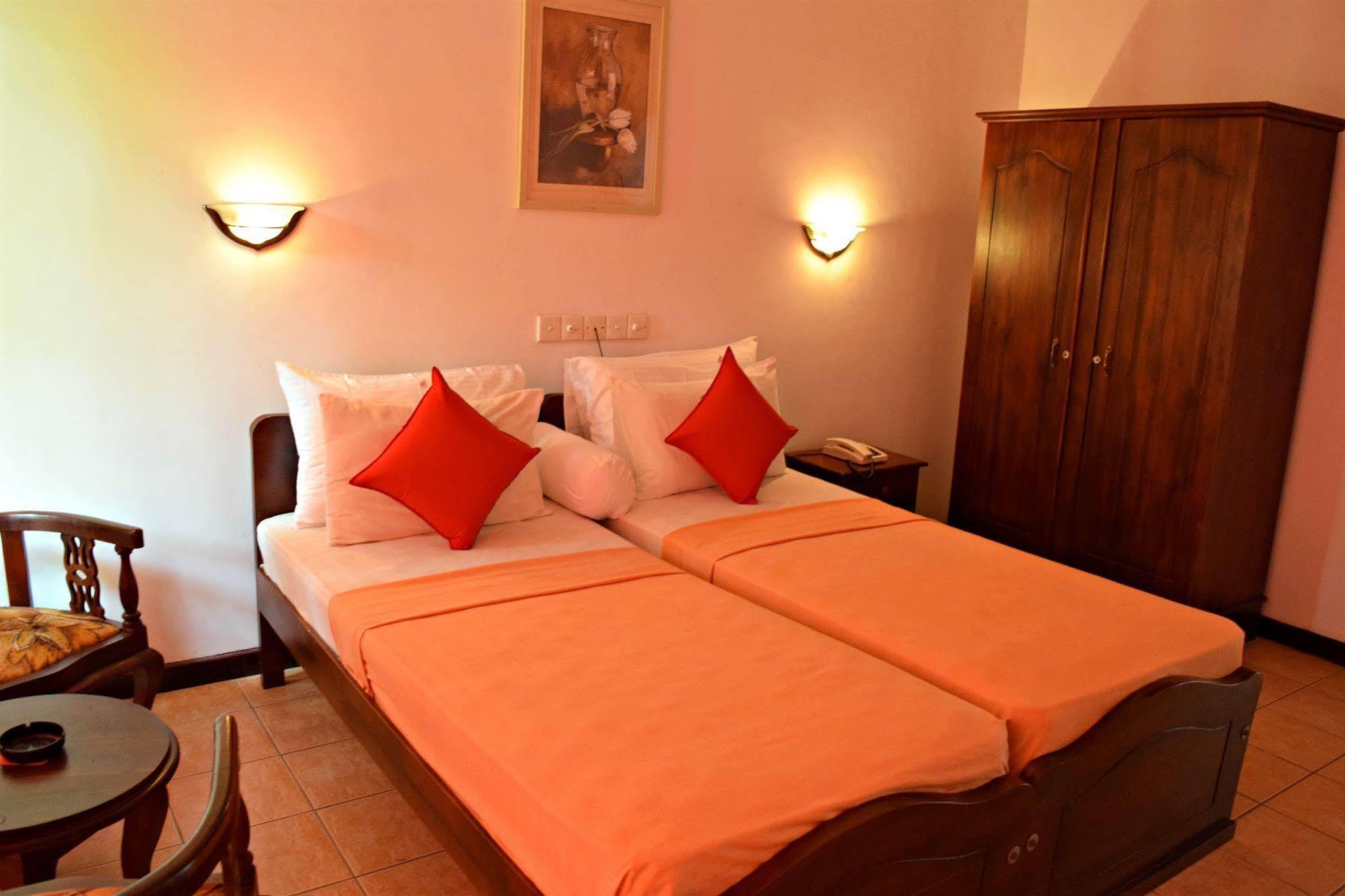 Hotel Lagoon Paradise Negombo Exterior photo