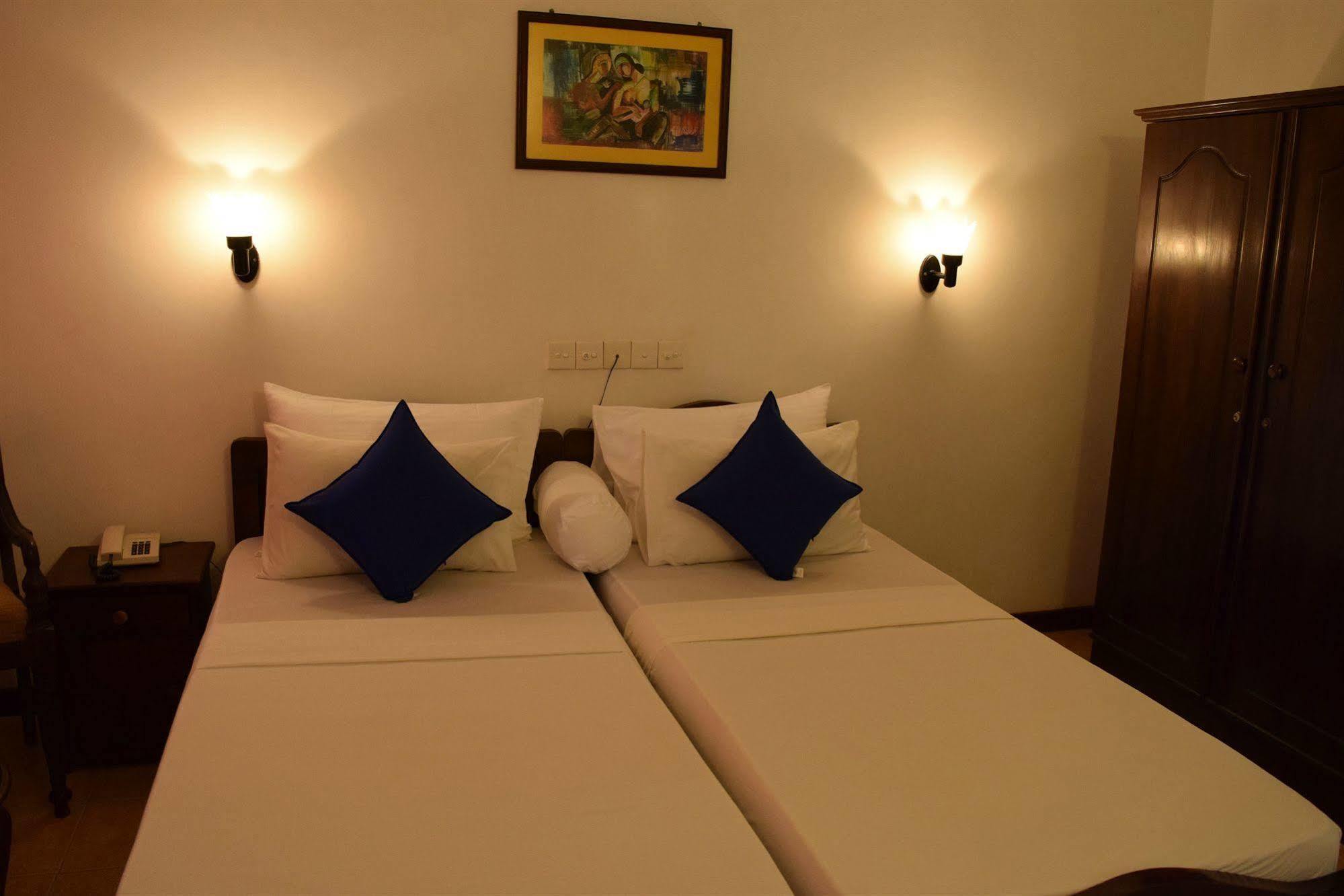 Hotel Lagoon Paradise Negombo Exterior photo