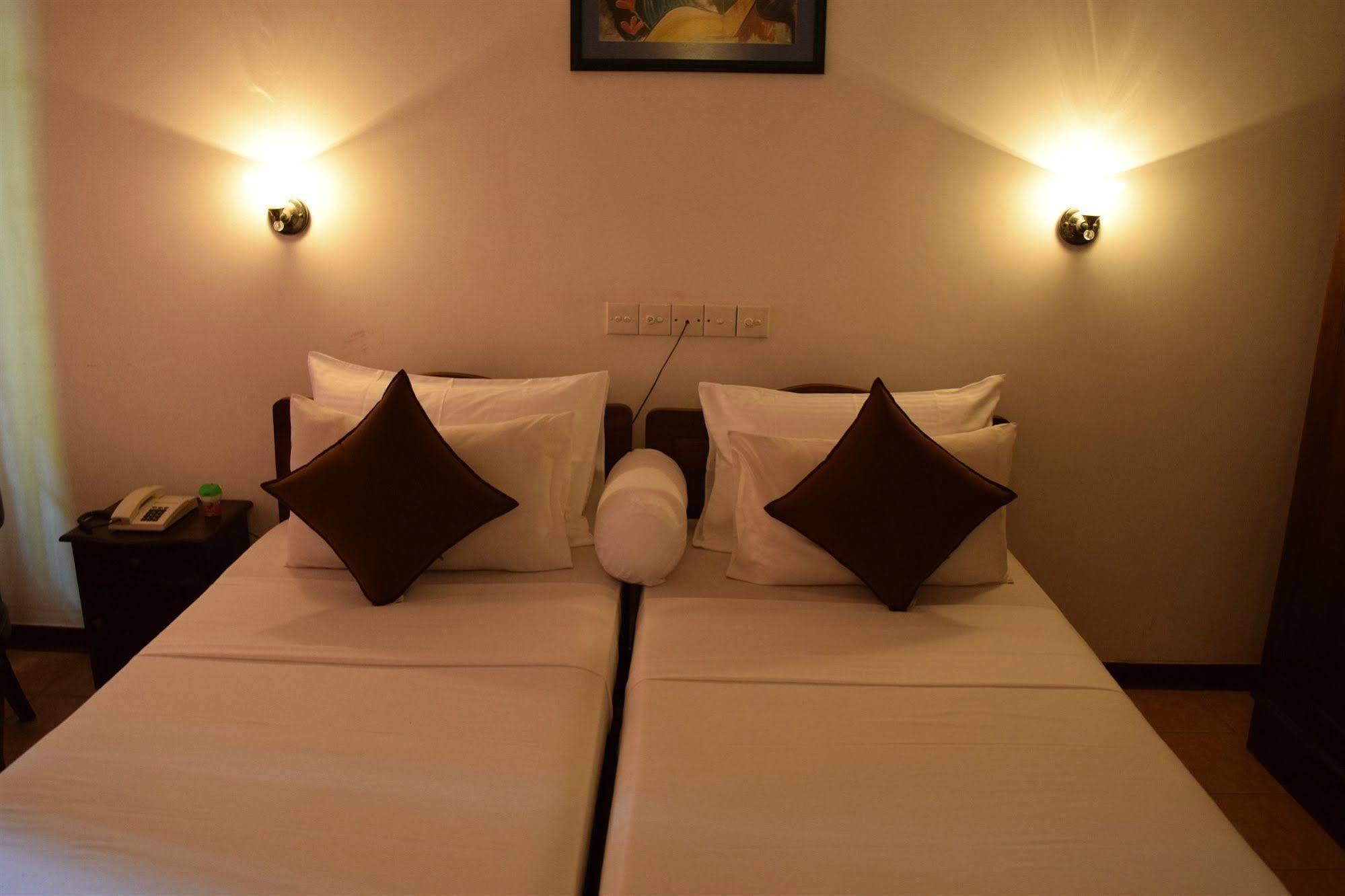 Hotel Lagoon Paradise Negombo Exterior photo