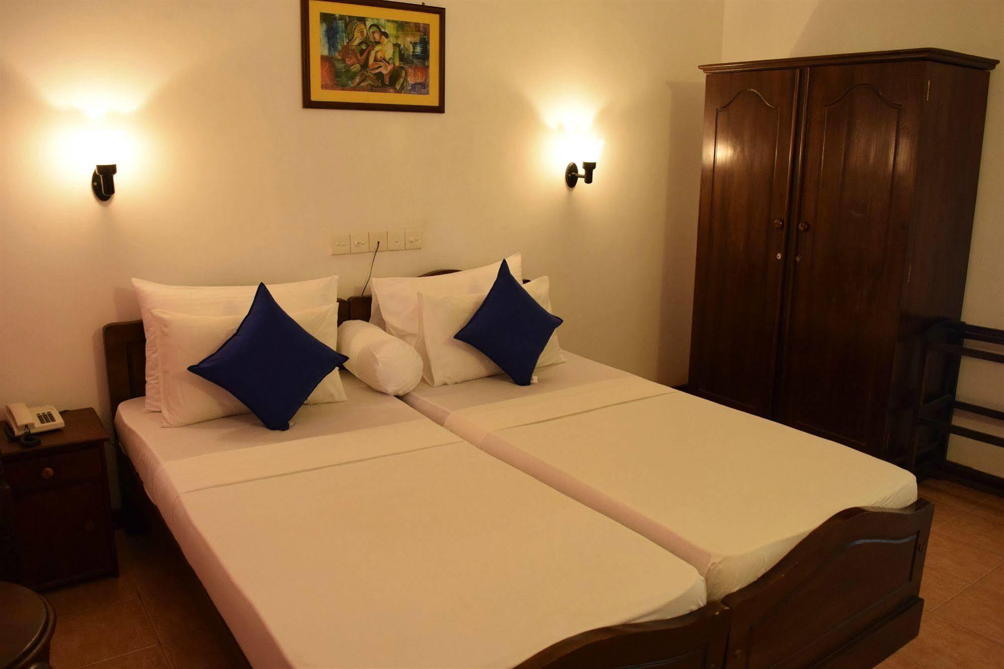 Hotel Lagoon Paradise Negombo Exterior photo