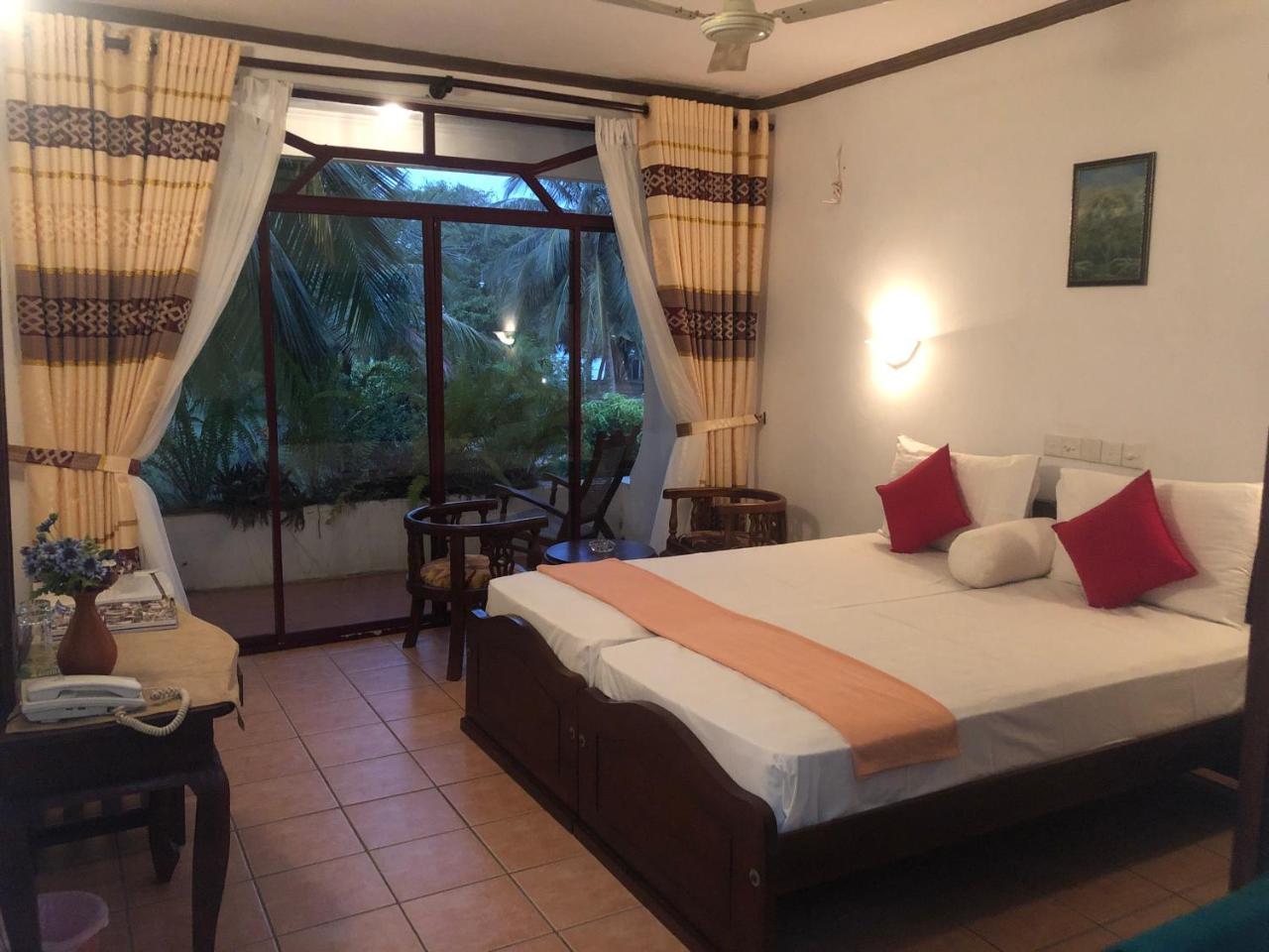 Hotel Lagoon Paradise Negombo Exterior photo